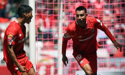 Robert Morales (i) y Edgar Lopez (d) del Toluca celebran un gol en el estadio Nemesio Diez, en Toluca (México). Imagen de archivo. EFE/Alex Cruz