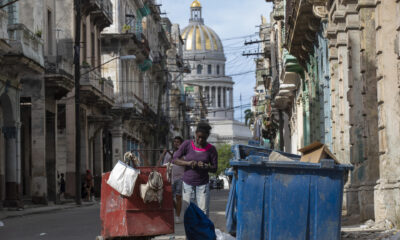 Una mujer registra un basurero cerca del Capitolio, el 3 de enero de 2024, en La Habana (Cuba). EFE/ Yander Zamora
