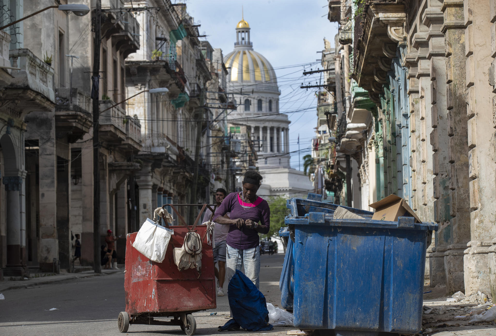 Una mujer registra un basurero cerca del Capitolio, el 3 de enero de 2024, en La Habana (Cuba). EFE/ Yander Zamora