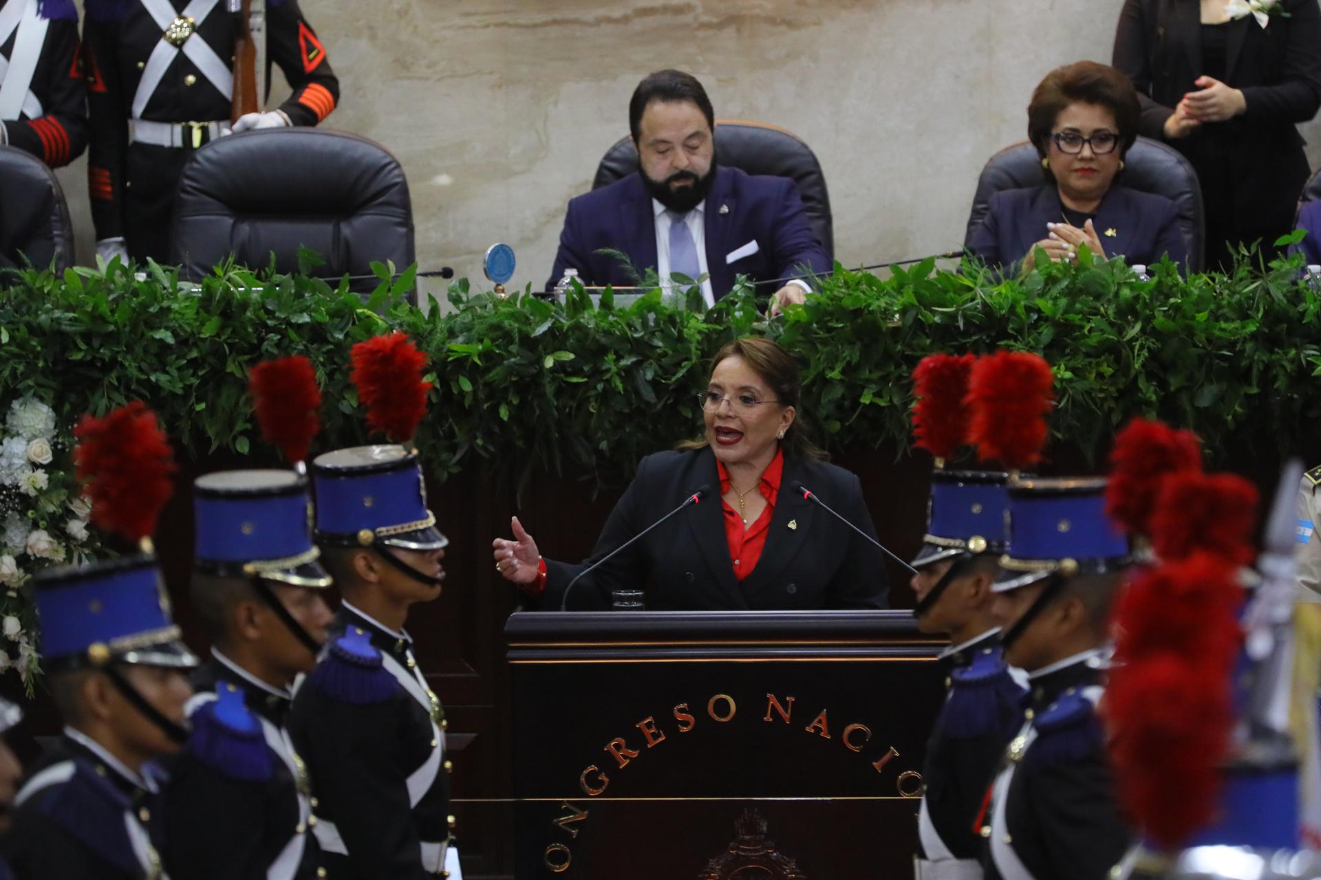 La presidenta de Honduras, Xiomara Castro (c-abajo), pronuncia hoy un discurso durante el inicio del tercer y penúltimo período de sesiones de la legislatura 2022-2026, en la sede del Congreso Nacional, en Tegucigalpa (Honduras). EFE/Gustavo Amador