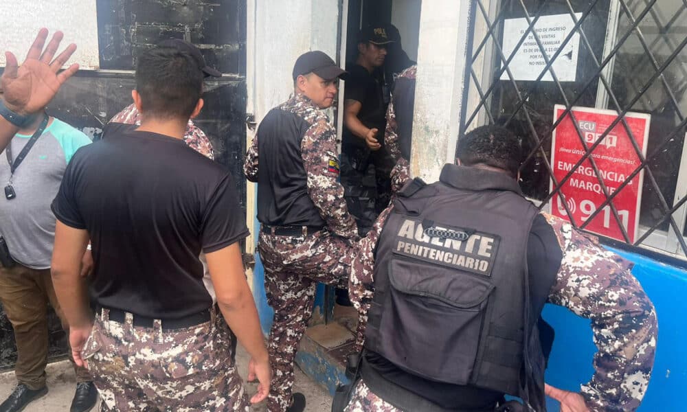 Fotografía cedida por las Fuerzas Armadas de Ecuador de la liberación de funcionarios de una prisión hoy, en la provincia costera de Esmeraldas (Ecuador). EFE/ Fuerzas Armadas de Ecuador