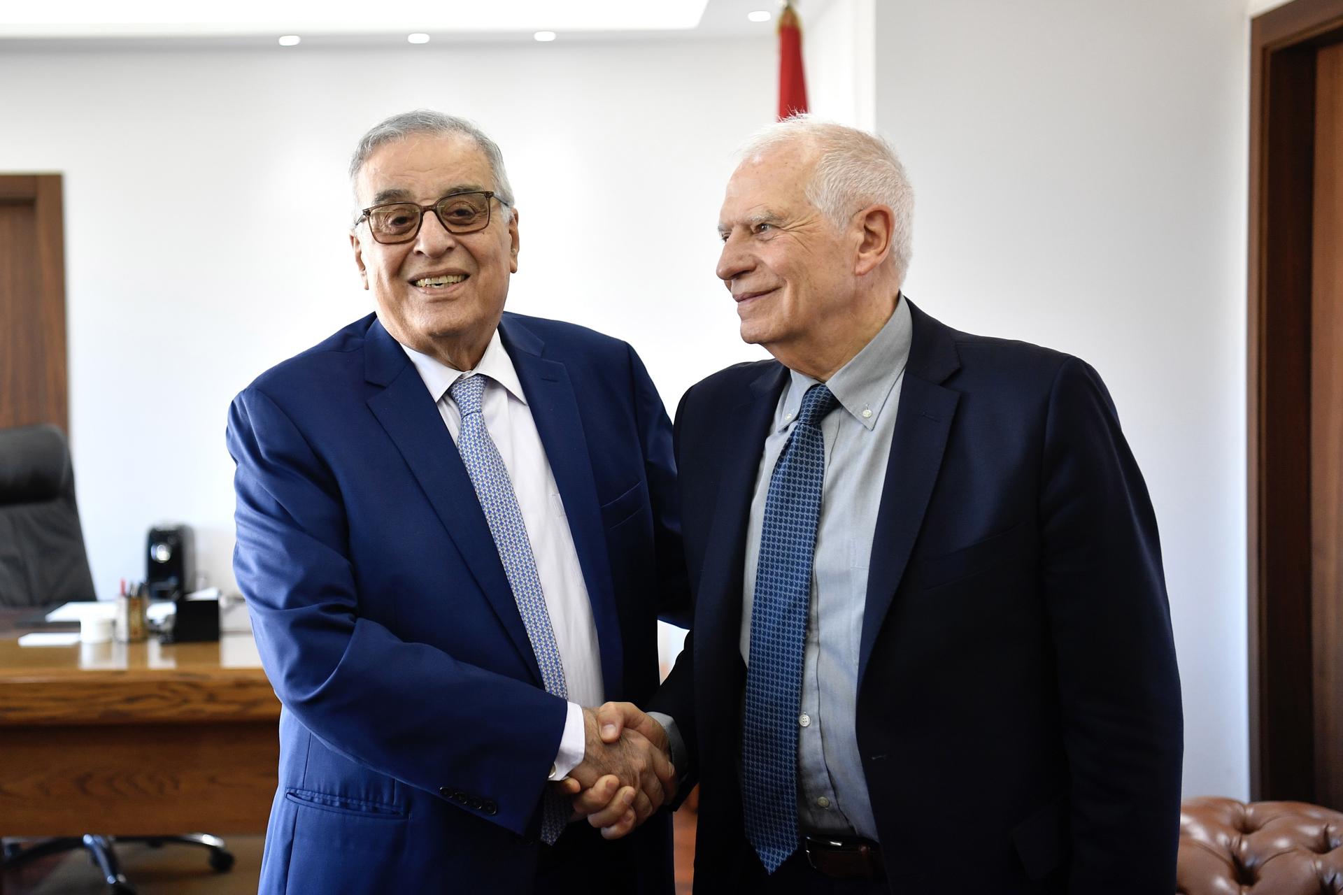El alto representante de la Unión Europea (UE) para Asuntos Exteriores, Josep Borrell (d), junto al ministro de Exteriores libanés, Abdallah Bou Habib (i). EFE/EPA/Abbas Salman