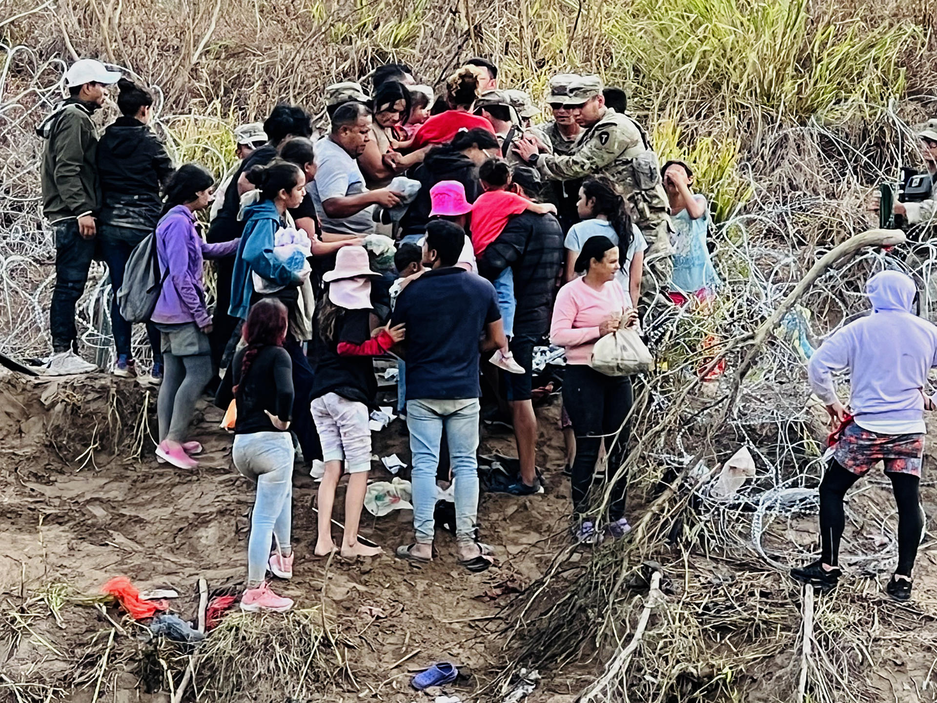 Un grupo de migrantes cruzan el río Bravo para ingresar a la frontera con Estados Unidos desde la ciudad de Matamoros (México). EFE/Abraham Pineda/