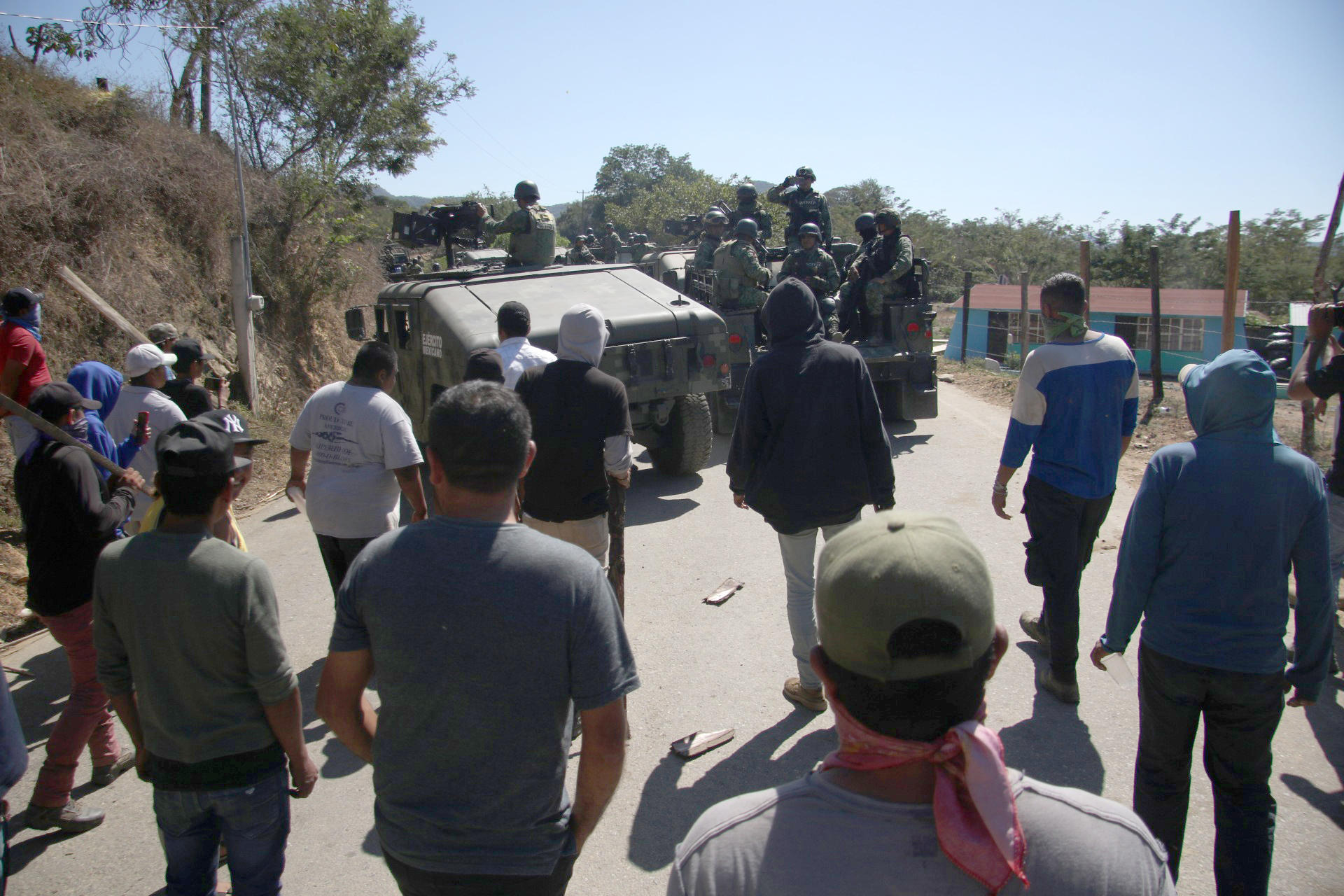 Habitantes impiden el transito a personal del Ejército Mexicano a su comunidad de Coacoyulillo hoy, en el municipio de Chilpancingo (México). EFE/ José Luis de la Cruz