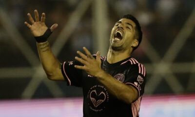 El uruguayo Luis Suárez reacciona en un partido amistoso entre la selección de El Salvador y el Inter Miami en el estadio Custacatlán en San Salvador (El Salvador). EFE/ Rodrigo Sura