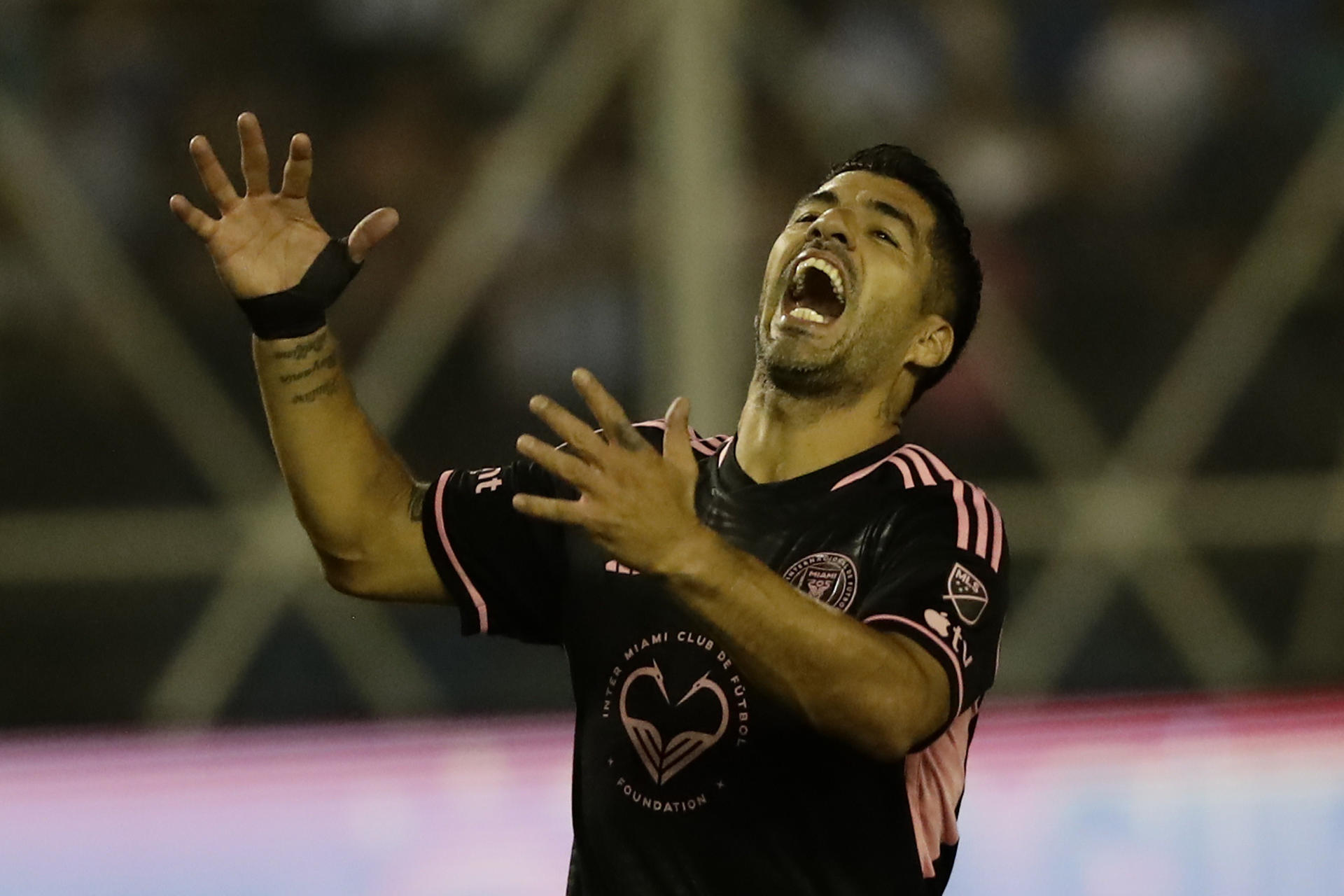 El uruguayo Luis Suárez reacciona en un partido amistoso entre la selección de El Salvador y el Inter Miami en el estadio Custacatlán en San Salvador (El Salvador). EFE/ Rodrigo Sura