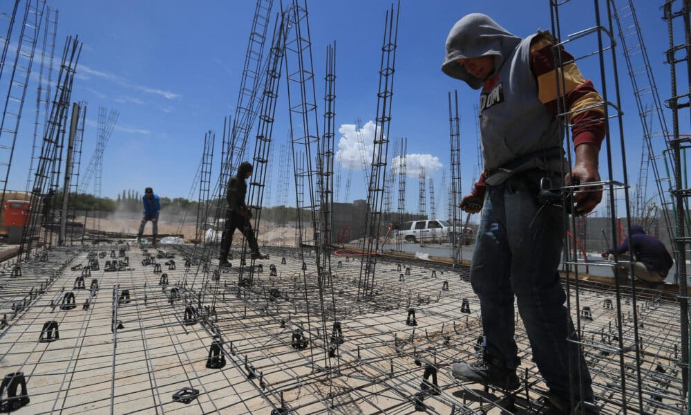 Obreros trabajan en una construcción en Ciudad Juárez (México). EFE/Luis T