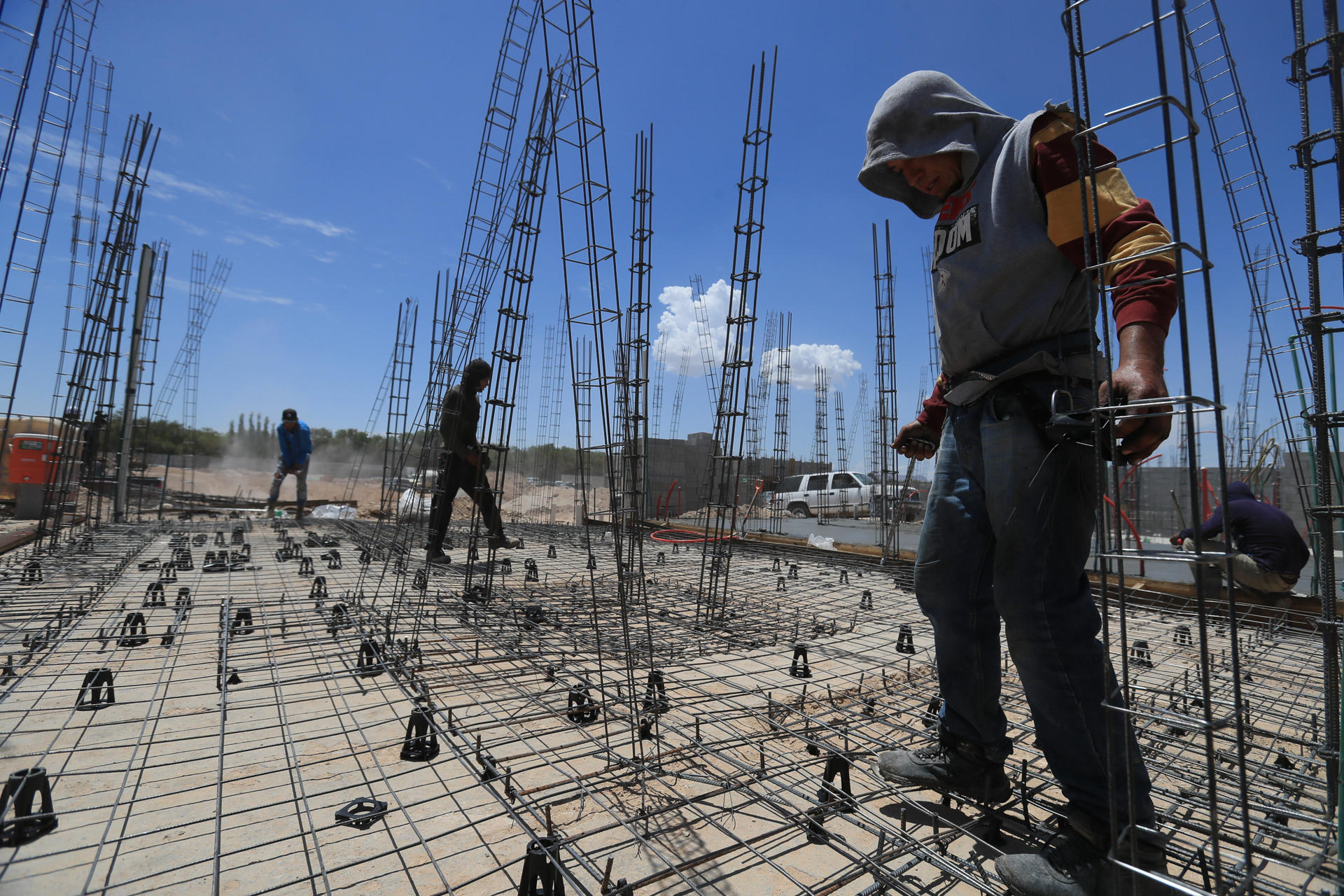 Obreros trabajan en una construcción en Ciudad Juárez (México). EFE/Luis T