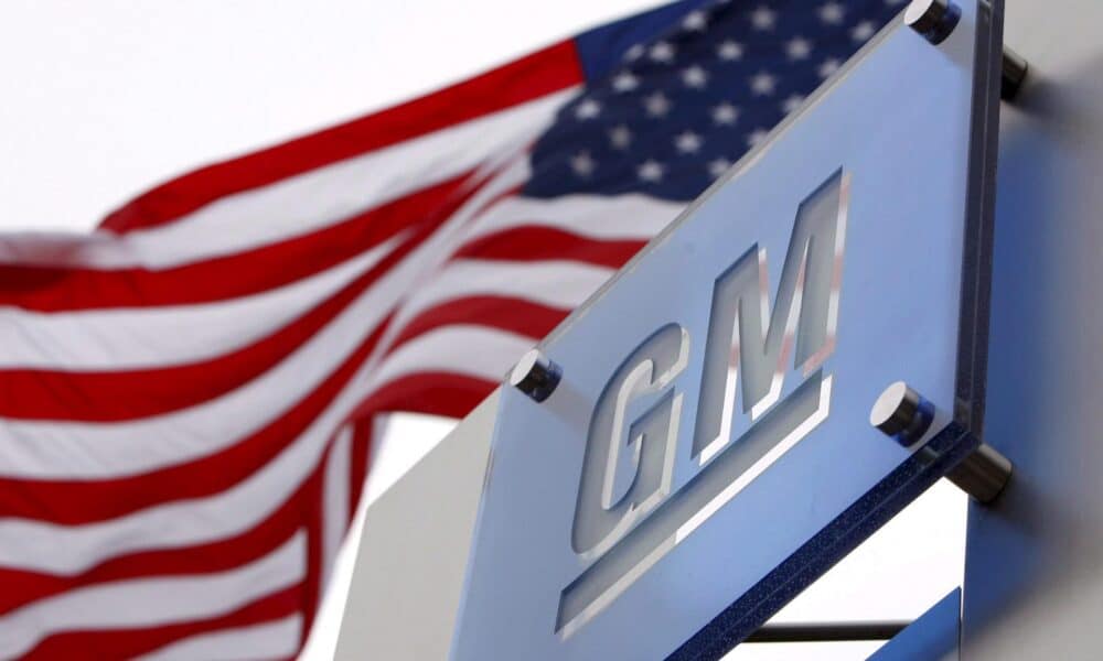 Fotografía de archivo del logo de la compañía General Motors situado a las puertas de la sede de la compañía en Detroit, Michigan (Estados Unidos). EFE/Jeff Kowalsky