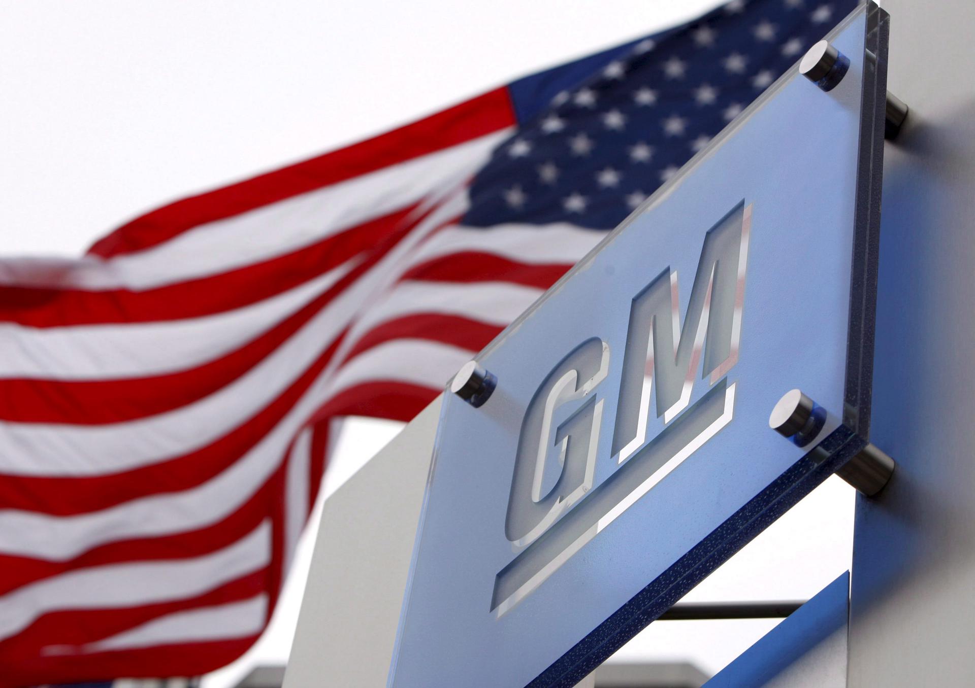 Fotografía de archivo del logo de la compañía General Motors situado a las puertas de la sede de la compañía en Detroit, Michigan (Estados Unidos). EFE/Jeff Kowalsky