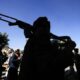 Un miembro recién reclutado del ejército popular de los hutíes sostiene un arma durante una reunión al final de un entrenamiento militar, en Saná, Yemen. Foto de archivo. EFE/EPA/YAHYA ARHAB