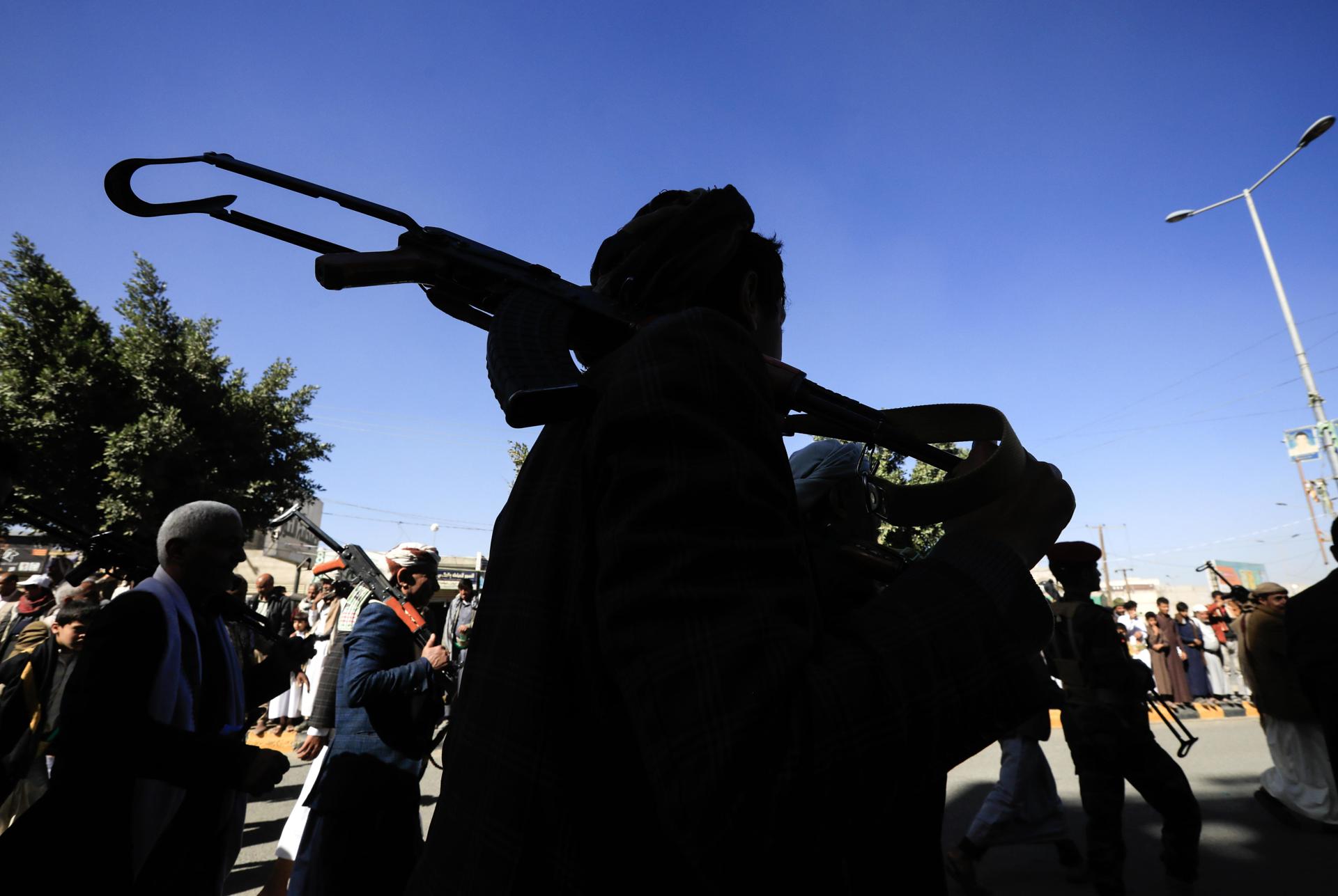 Un miembro recién reclutado del ejército popular de los hutíes sostiene un arma durante una reunión al final de un entrenamiento militar, en Saná, Yemen. Foto de archivo. EFE/EPA/YAHYA ARHAB