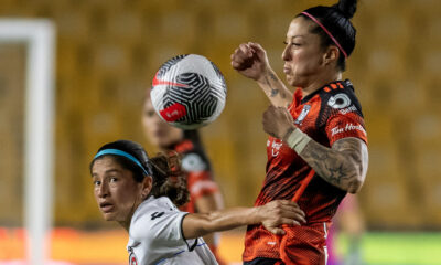 Jennifer Hermoso (d) de Tigres UANL disputa el balón con Yoana Hernández de Tijuana. Imagen de archivo. EFE/ Miguel Sierra