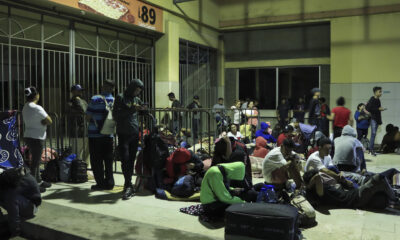 Migrantes de diferentes nacionalidades descansan en la Gran Central Metropolitana donde se preparan para salir en caravana con destino a los Estados Unidos, este 19 de enero de 2024, en la ciudad San Pedro Sula (Honduras). EFE/José Valle