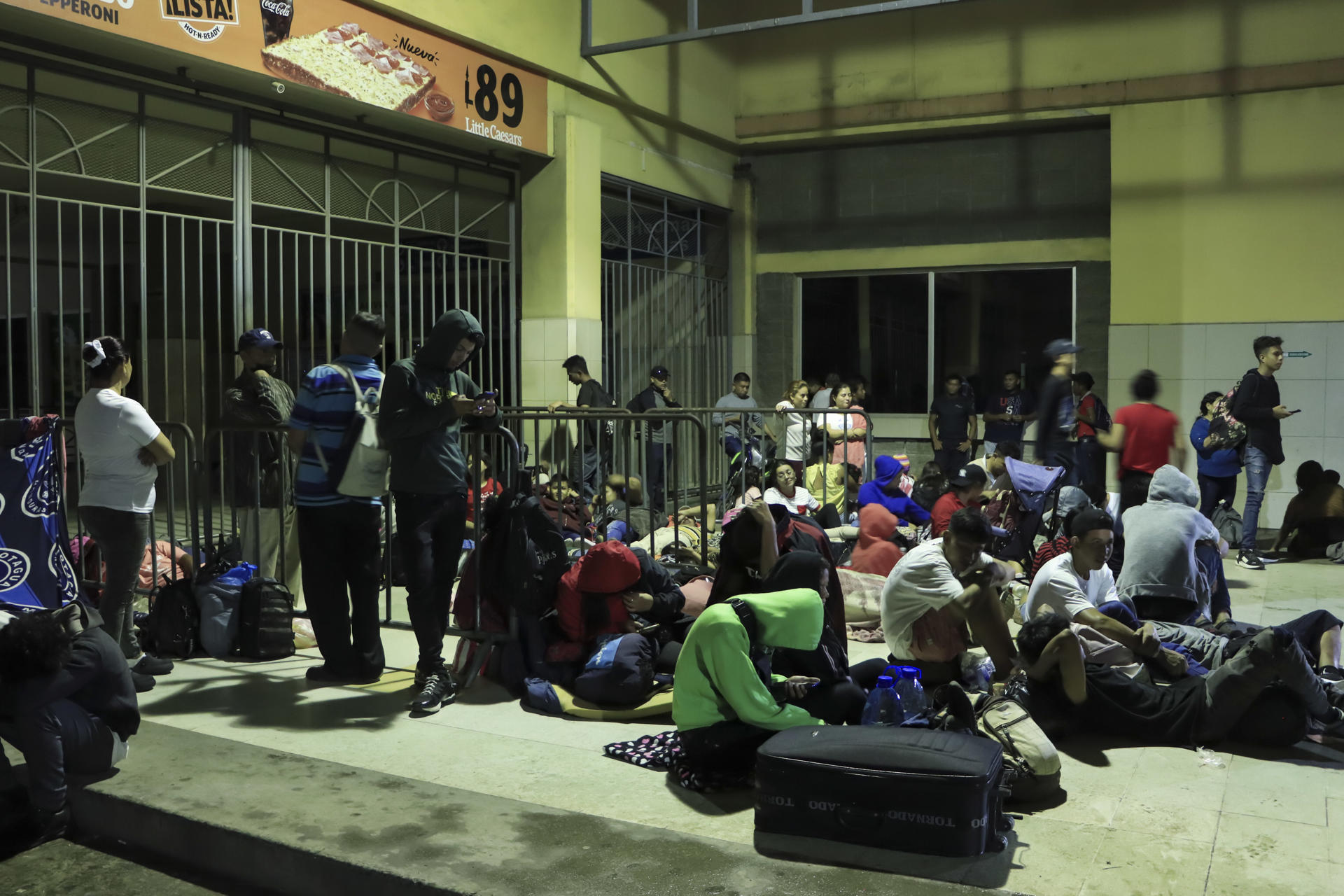 Migrantes de diferentes nacionalidades descansan en la Gran Central Metropolitana donde se preparan para salir en caravana con destino a los Estados Unidos, este 19 de enero de 2024, en la ciudad San Pedro Sula (Honduras). EFE/José Valle