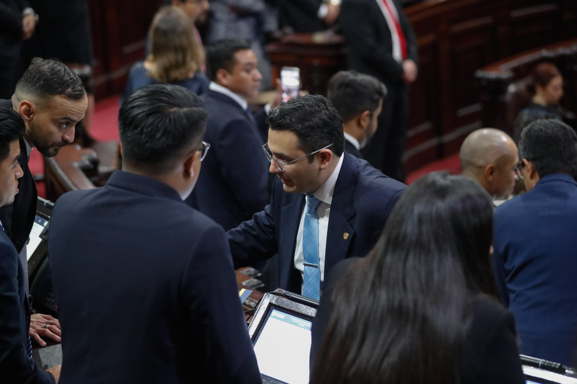 El nuevo presidente del Congreso de Guatemala Samuel Pérez Álvarez (c) celebra su elección, en Ciudad de Guatemala (Guatemala). EFE/ Norvin Mendoza