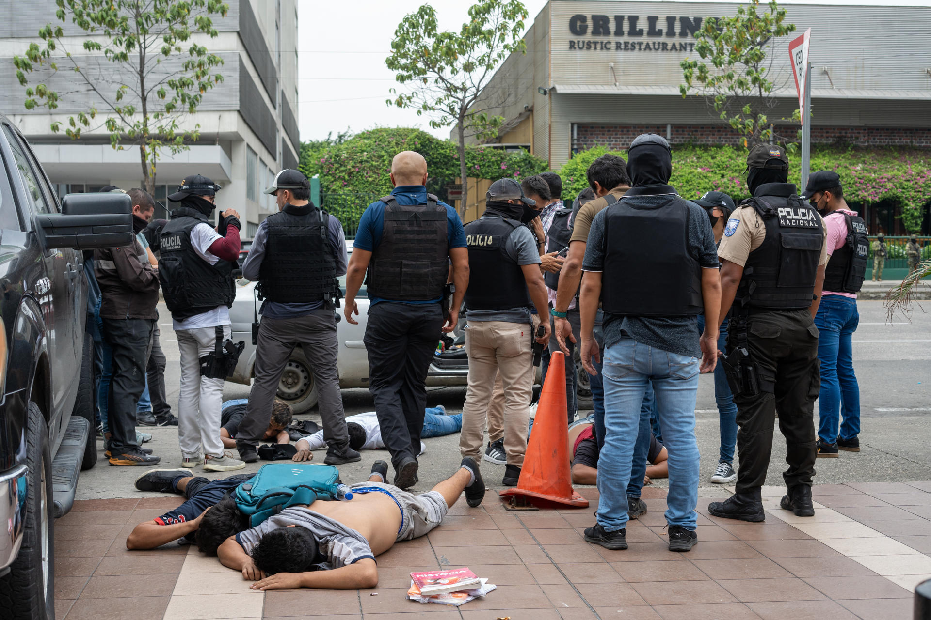Policías detienen a presuntos delincuentes a pocas cuadras de la sede del canal de televisión TC, donde encapuchados armados ingresaron y sometieron a su personal durante una transmisión en vivo, en Guayaquil (Ecuador). EFE/Mauricio Torres