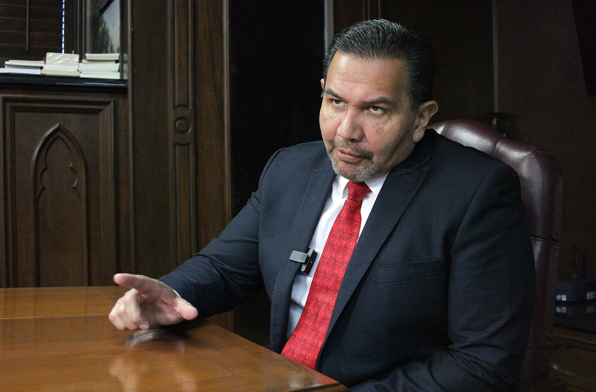 El presidente municipal del Ciudad Juárez, Cruz Pérez Cuéllar, habla hoy, durante una entrevista con EFE, en el estado de Chihuahua (México). EFE/Luis Torres