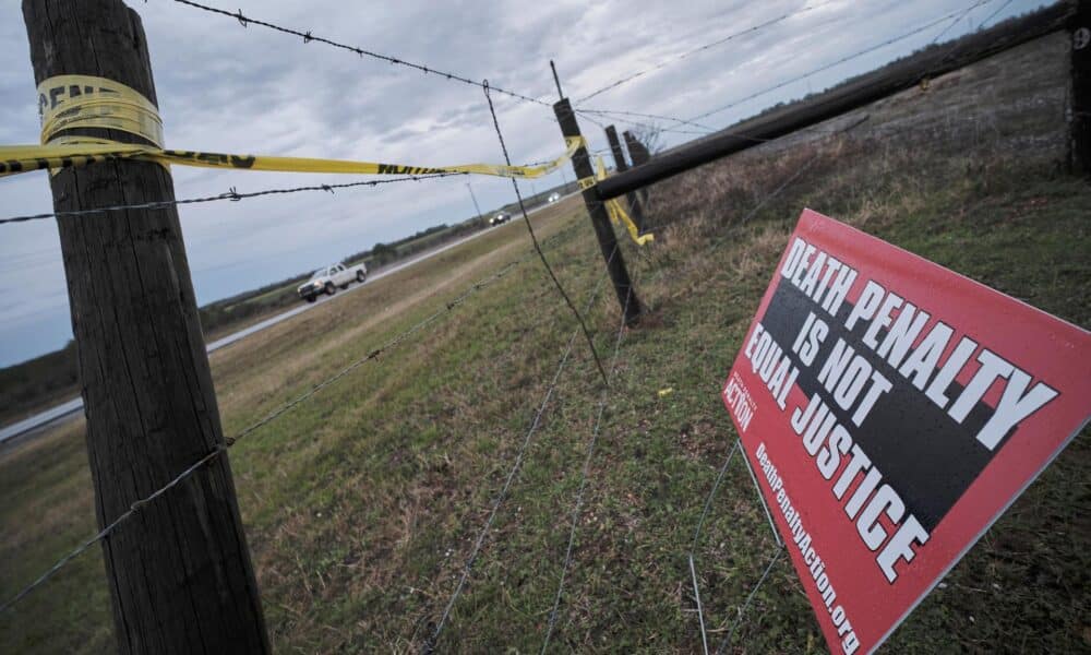 Un cartel de protesta contra la pena de muerte se exhibe en el exterior del W.C. Centro correccional Coleman donde el estado de Alabama está planeando la ejecución del asesino convicto Kenneth Eugene Smith en Atmore, Alabama, EE. UU.. EFE/EPA/DAN ANDERSON