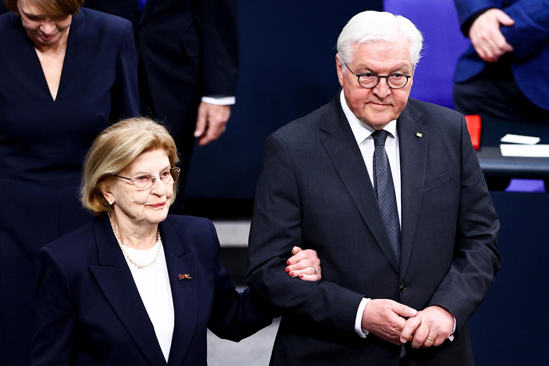 El presidente alemán, Frank-Walter Steinmeier, y la superviviente del Holocausto Eva Szepesi llegan a una ceremonia de conmemoración de las víctimas de la Alemania nazi en el edificio del Reichstag, sede del parlamento federal alemán (Bundestag), en Berlín, el 31 de enero de 2024. EFE/EPA/FILIP SINGER