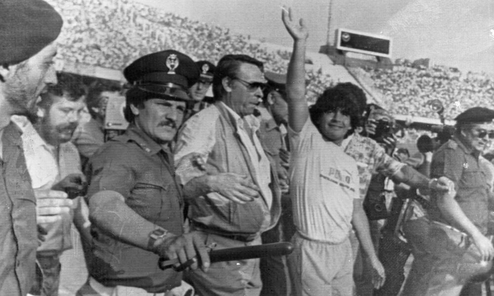 Fotografía de archivo fechada el 5 de julio de 1984 que muestra a Diego Armando Maradona durante su presentación como nuevo fichaje en Nápoles (Italia). EFE/EPA/ANSA /ARCHIVO
