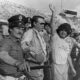 Fotografía de archivo fechada el 5 de julio de 1984 que muestra a Diego Armando Maradona durante su presentación como nuevo fichaje en Nápoles (Italia). EFE/EPA/ANSA /ARCHIVO
