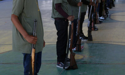 Menores son incorporados a las autodefensas hoy en la comunidad de Ayahualtempa, municipio de José Joaquín de Herrera, estado de Guerrero (México). EFE/José Luis de la Cruz