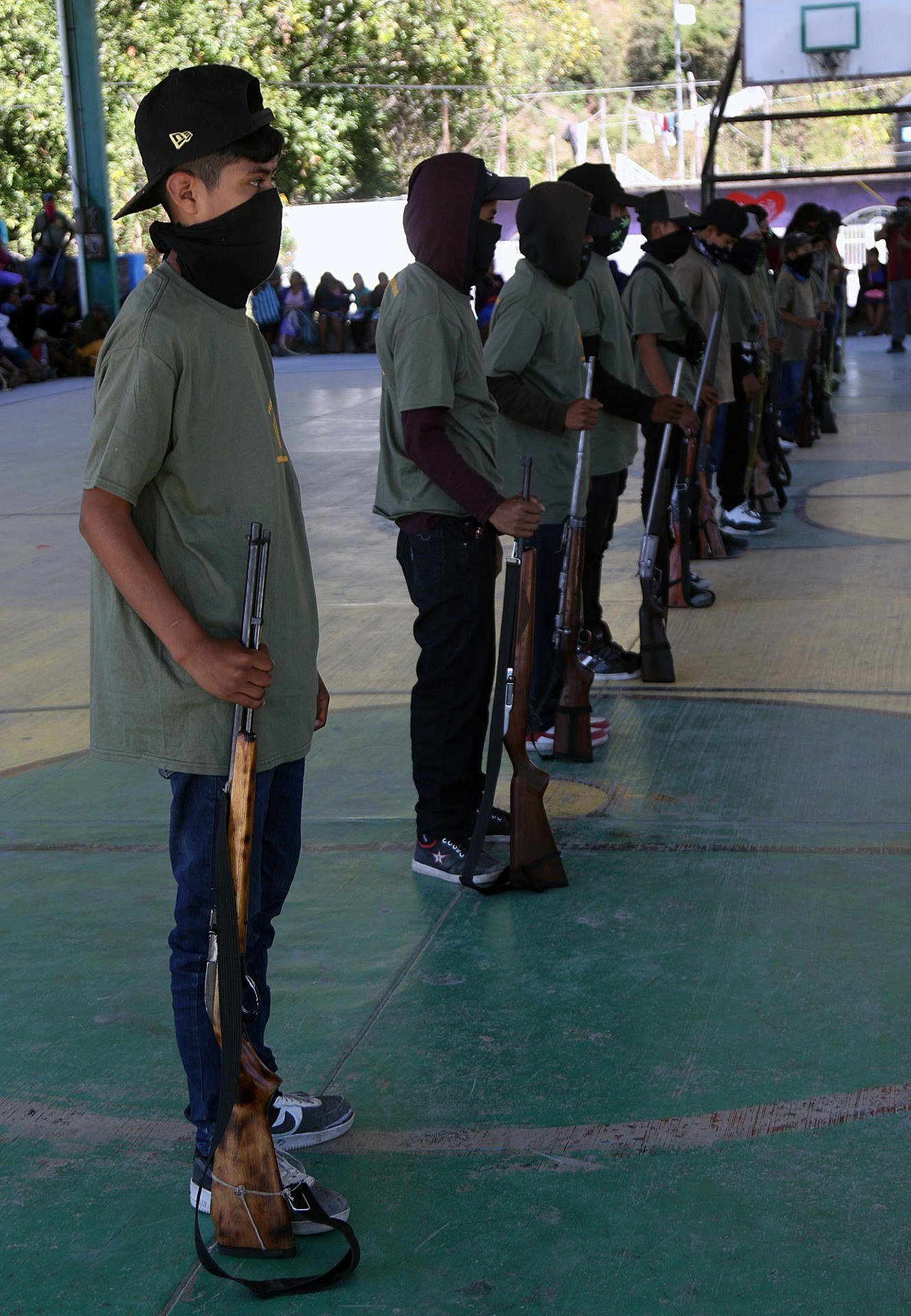 Menores son incorporados a las autodefensas hoy en la comunidad de Ayahualtempa, municipio de José Joaquín de Herrera, estado de Guerrero (México). EFE/José Luis de la Cruz