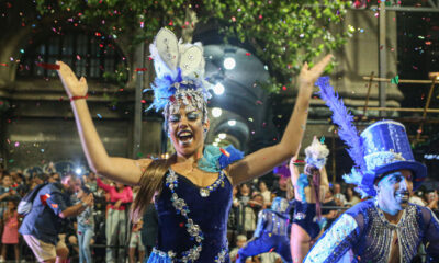 Artistas participan en el desfile inaugural de carnaval, hoy por la Avenida 18 de julio de Montevideo (Uruguay). EFE/ Gastón Britos