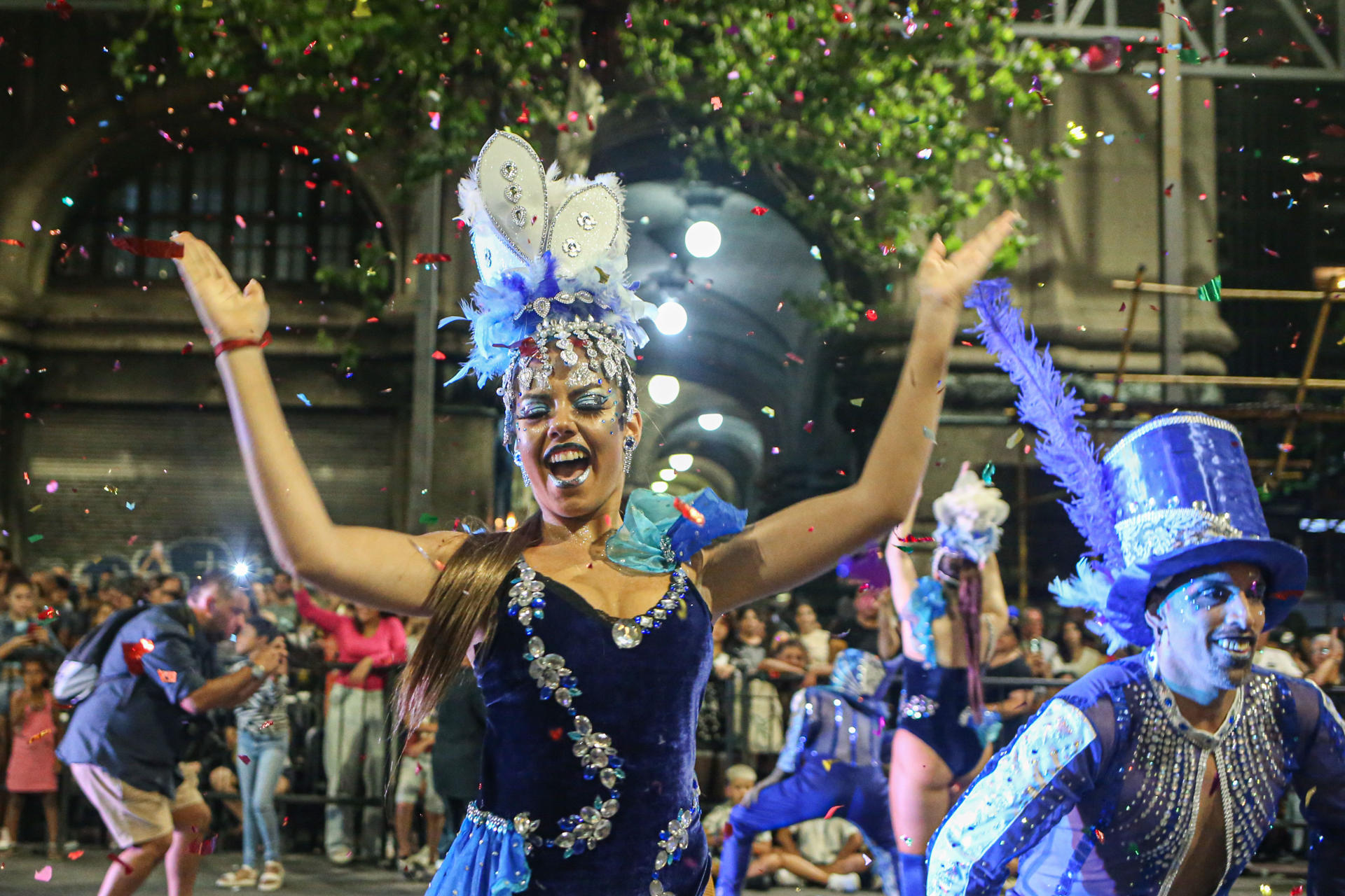 Artistas participan en el desfile inaugural de carnaval, hoy por la Avenida 18 de julio de Montevideo (Uruguay). EFE/ Gastón Britos
