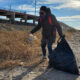 Integrantes del colectivo 'Sierra de Juárez' participan hoy en una jornada de limpieza a orillas del río Bravo, en Ciudad Juárez, Chihuahua (México). EFE/Luis Torres