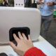 Samantha Mang, directora de marketing de la máquina con IA para hacerse la manicura Nimble, hace una demostración con la máquina hoy durante la Feria de Electrónica de Consumo (CES) en Las Vegas, Nevada (EEUU). EFE/Sarah Yáñez-Richards