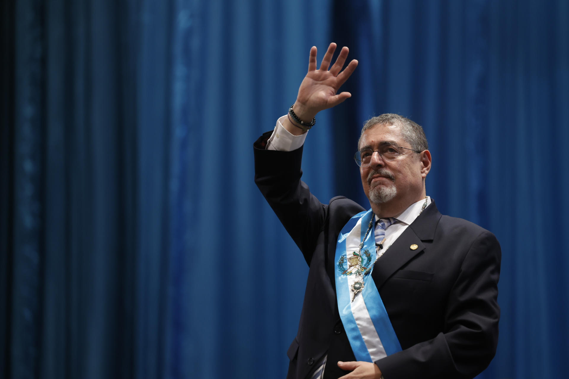 El nuevo presidente de Guatemala, Bernardo Arévalo de León saluda, durante su ceremonia de investidura hoy, en el Centro Cultural Miguel Ángel Asturias, en Ciudad de Guatemala (Guatemala). EFE/ David Toro