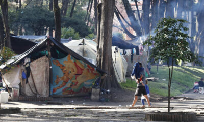 Fotografía de archivo de indígenas desplazados en campamentos improvisados, en el Parque Nacional de Bogotá (Colombia). EFE/ Carlos Ortega