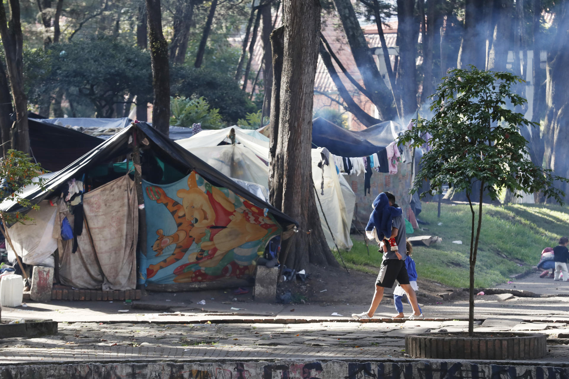 Fotografía de archivo de indígenas desplazados en campamentos improvisados, en el Parque Nacional de Bogotá (Colombia). EFE/ Carlos Ortega