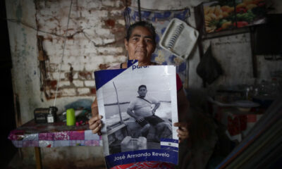 Ana Gladys Revelo, de 54 años, muestra una fotografía de su hijo detenido José Armando Revelo en la Isla Espíritu Santo (El Salvador). EFE/ Bienvenido Velasco