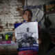 Ana Gladys Revelo, de 54 años, muestra una fotografía de su hijo detenido José Armando Revelo en la Isla Espíritu Santo (El Salvador). EFE/ Bienvenido Velasco