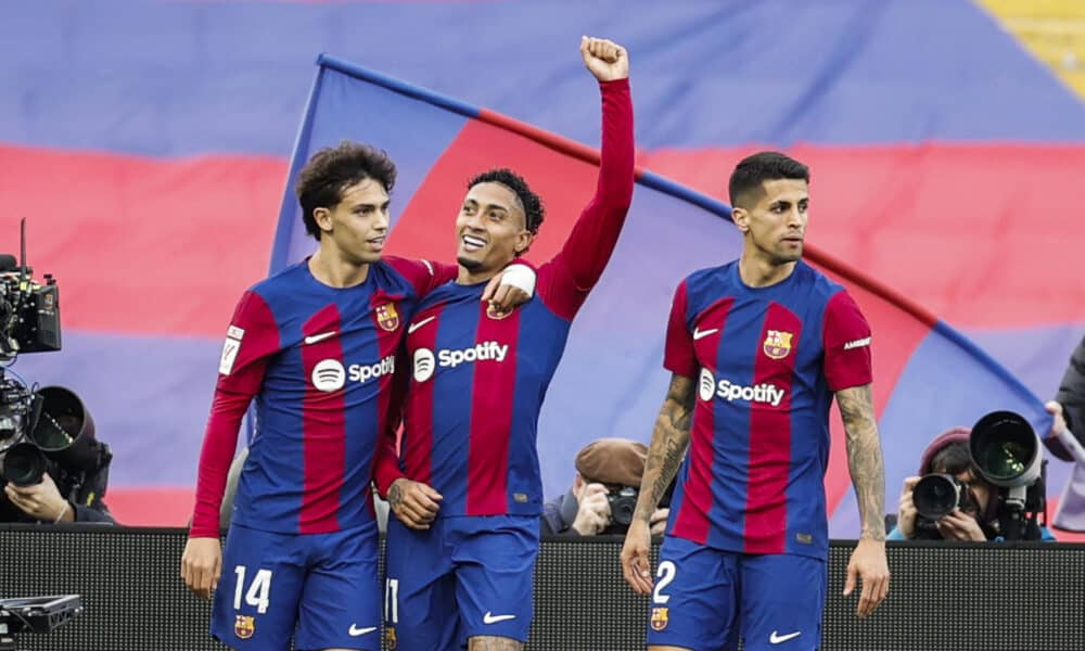 El delantero brasileño del Barcelona Raphinha (c) celebra el primer gol durante el partido de LaLiga entre el Barcelona y el Getafe en el estadio de Montjuich, en Barcelona. EFE/ Alberto Estévez