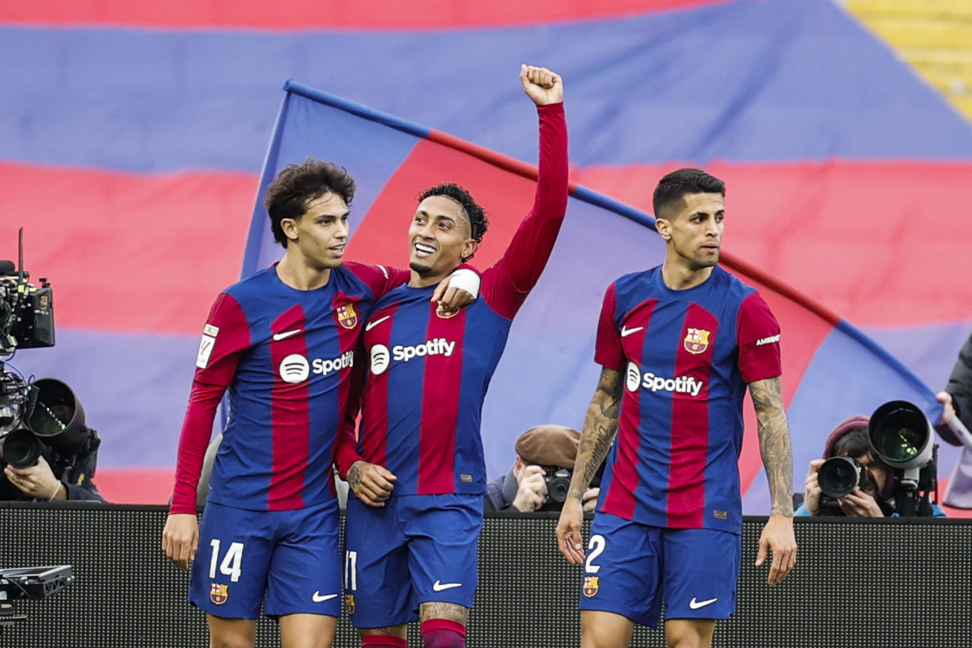 El delantero brasileño del Barcelona Raphinha (c) celebra el primer gol durante el partido de LaLiga entre el Barcelona y el Getafe en el estadio de Montjuich, en Barcelona. EFE/ Alberto Estévez