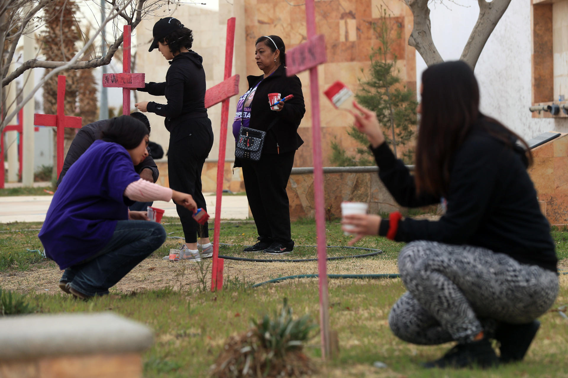 Fotografía de archivo en la que se registró a un grupo de activistas y madres de víctimas de feminicidios, durante un acto en memoria de las mujeres asesinadas, en el Memorial Campo Algodonero, en Ciudad Juárez (estado de Chihuahua, México). EFE/Luis Torres