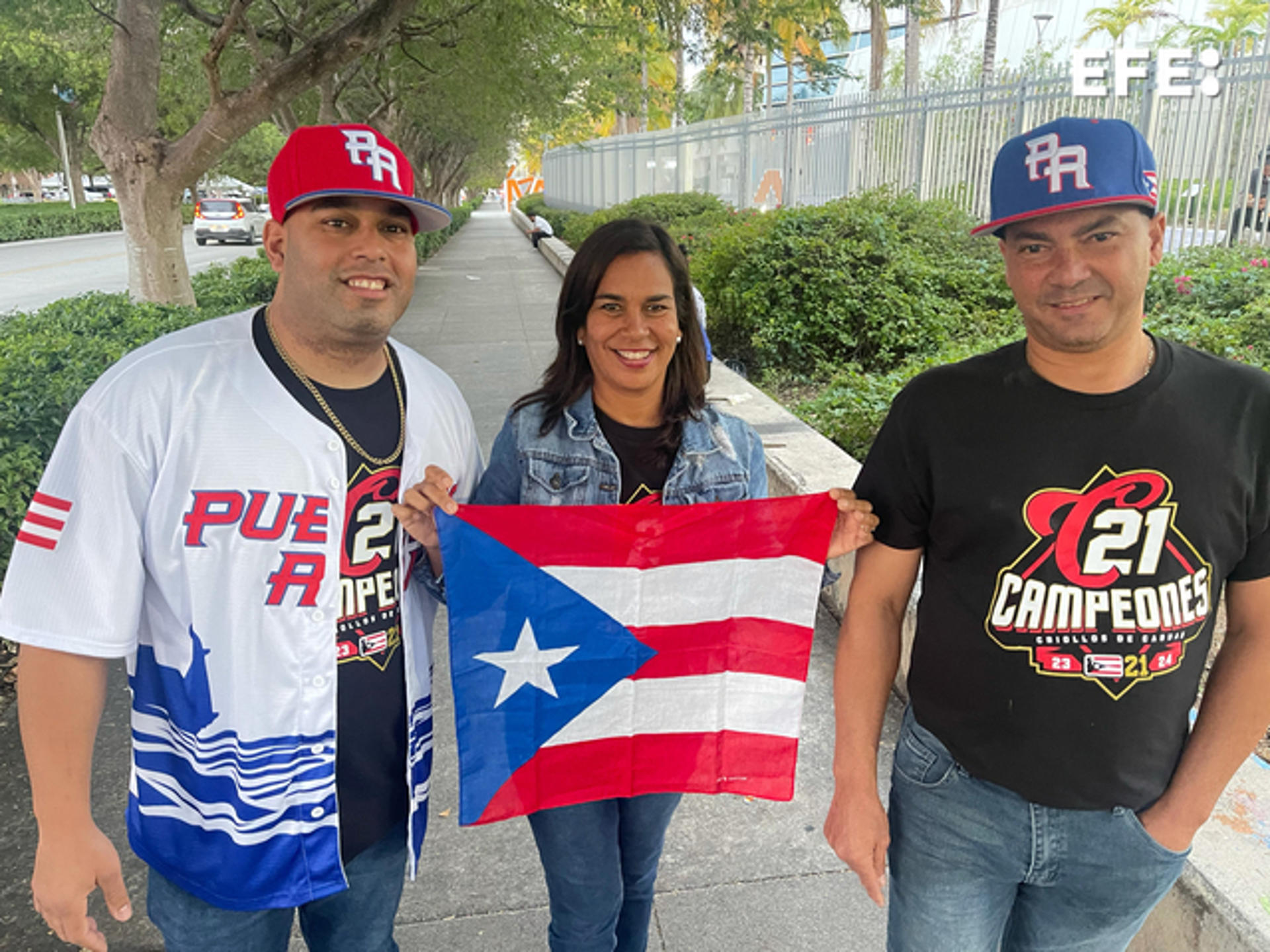 Un trío de aficionados puertorriqueños fue registrado este viernes, 2 de febrero, previo al inicio un partido de la Serie del Caribe de béisbol, en Miami (Florida, EE.UU.). EFE/Antoni Belchi