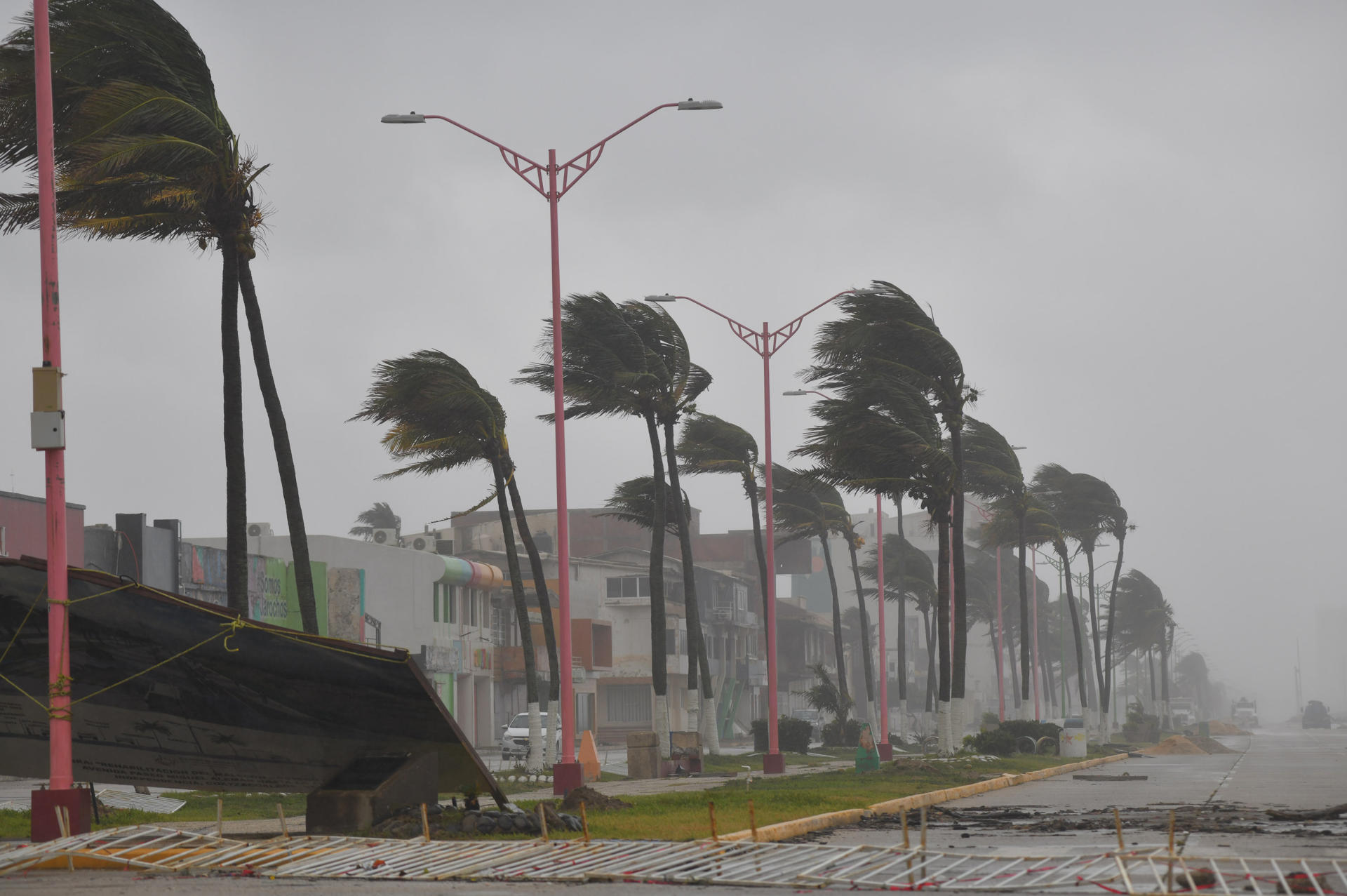 Fotografía de archivo de fuertes vientos en el municipio de Coatzacoalcos en el estado de Veracruz (México). EFE/ Ángel Hernández