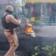 Policías intentan controlar una gran protesta antigubernamental el 6 de febrero de 2024, en Puerto Príncipe (Haití). EFE/ Johnson Sabin