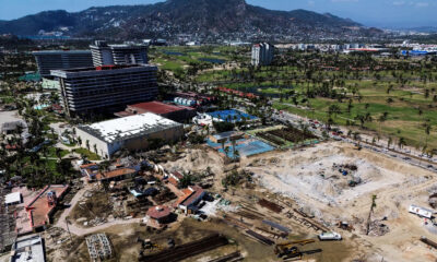 Fotografía aérea de la Zona Diamante tras el paso del huracán Otis, este domingo en Acapulco (México). EFE/David Guzmán