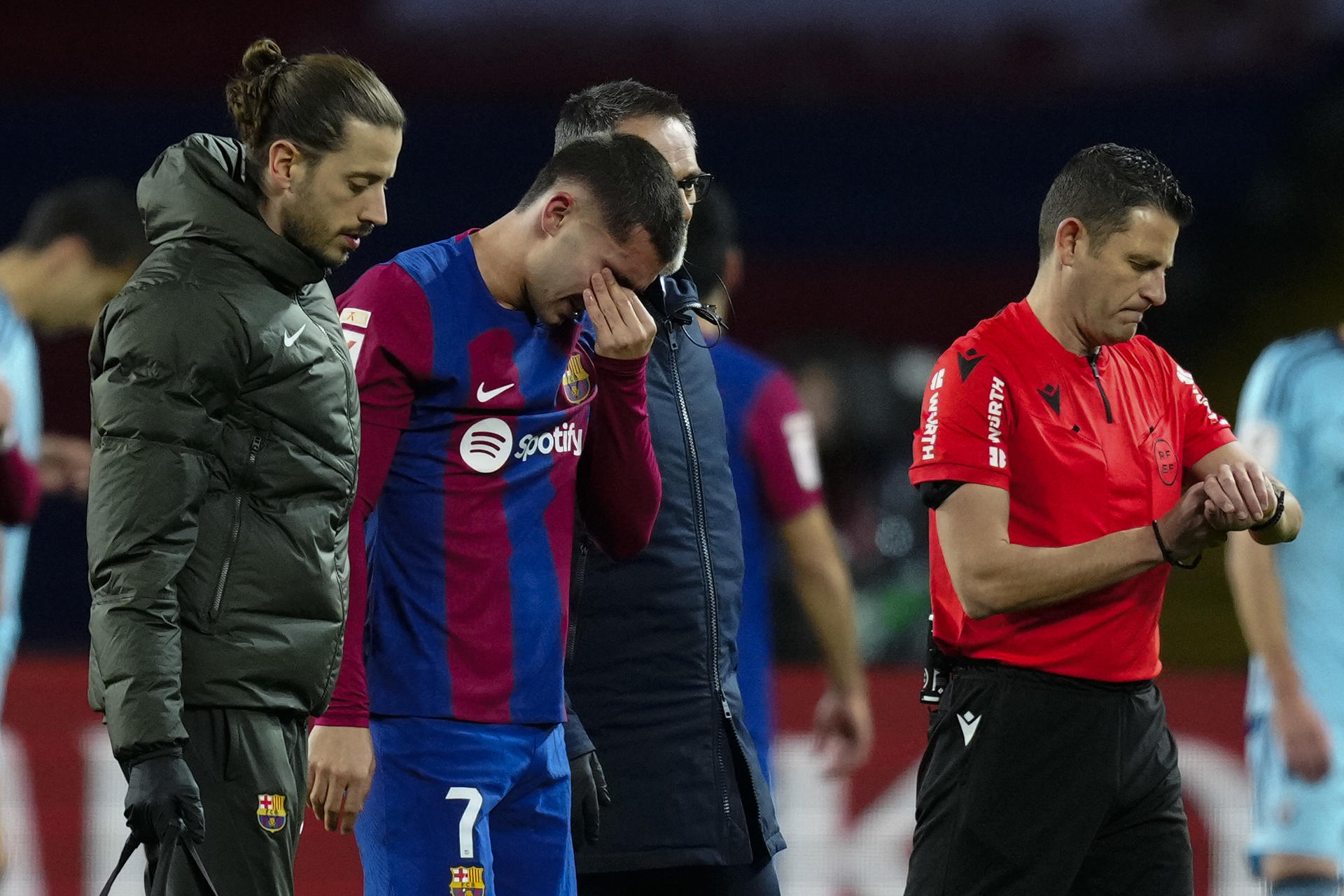 El delantero del Barcelona Ferrán Torres se retira lesionado durante del partido de la jornada 20 de LaLiga EA Sports contra el Osasuna, este miércoles en el Estadi Olímpic Lluís Companys en Barcelona.- EFE/ Enric Fontcuberta