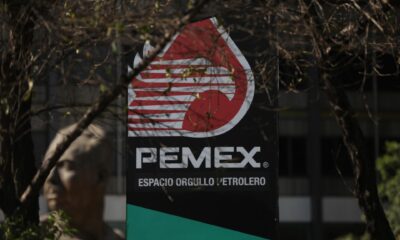 Fotografía de archivo del logo de Pemex cerca al busto del General Lázaro Cárdenas, en las oficinas generales de Pemex en la Ciudad de México (México). EFE/ Sáshenka Gutiérrez