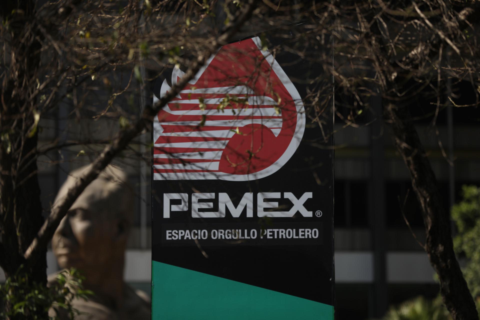 Fotografía de archivo del logo de Pemex cerca al busto del General Lázaro Cárdenas, en las oficinas generales de Pemex en la Ciudad de México (México). EFE/ Sáshenka Gutiérrez