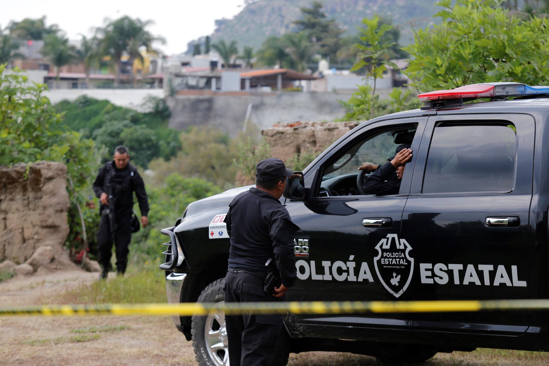 Fotografía de archivo que muestra a policías estatales resguardando el sitio donde se presentó un tiroteo en el municipio de Zapopan, estado de Jalisco (México). EFE/Francisco Guasco