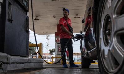 Un trabajador carga combustible en un vehículo, el 9 de febrero de 2024, en una estación de servicio de gasolina en Maracaibo (Venezuela). EFE/ Henry Chirinos