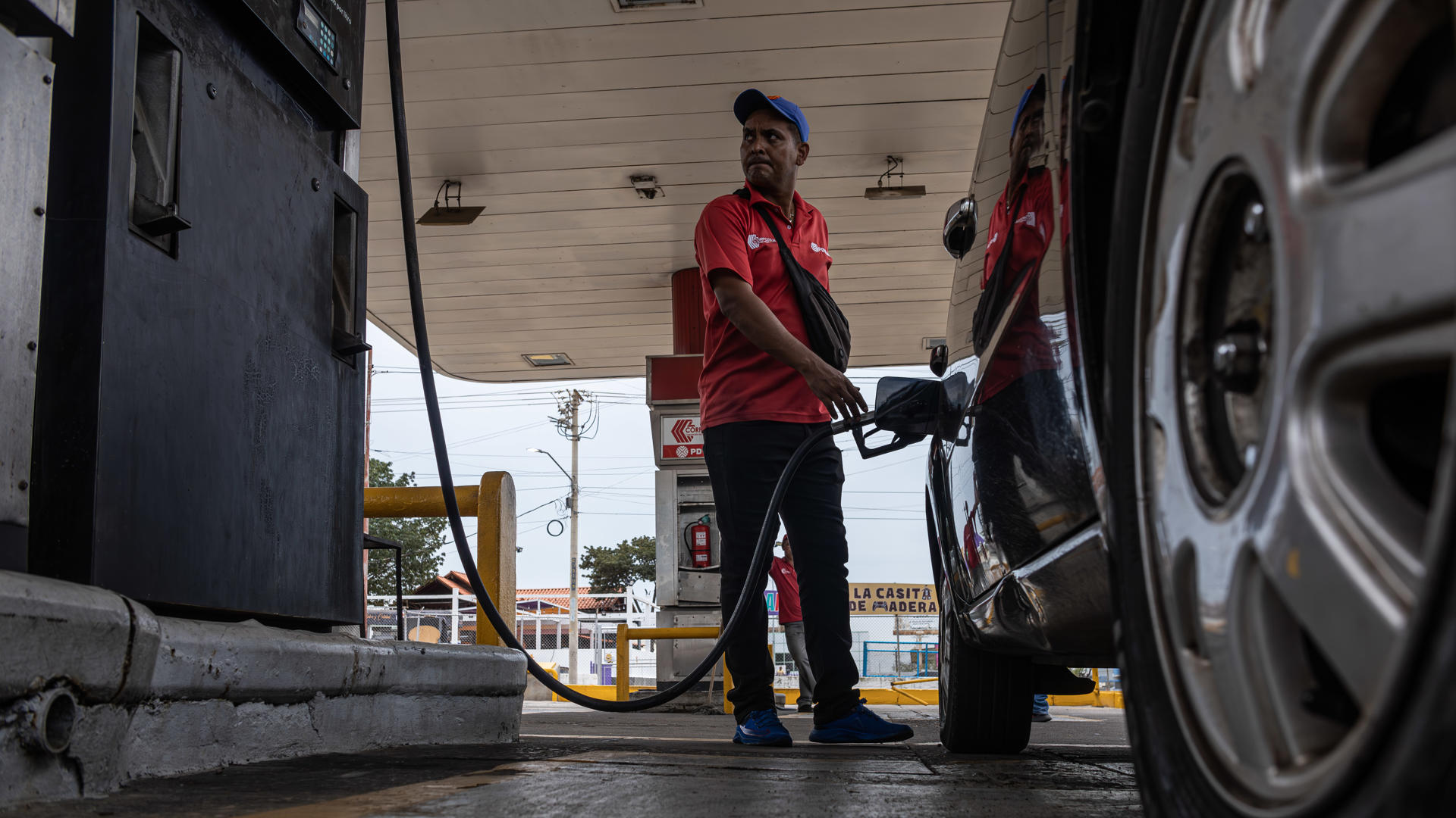 Un trabajador carga combustible en un vehículo, el 9 de febrero de 2024, en una estación de servicio de gasolina en Maracaibo (Venezuela). EFE/ Henry Chirinos
